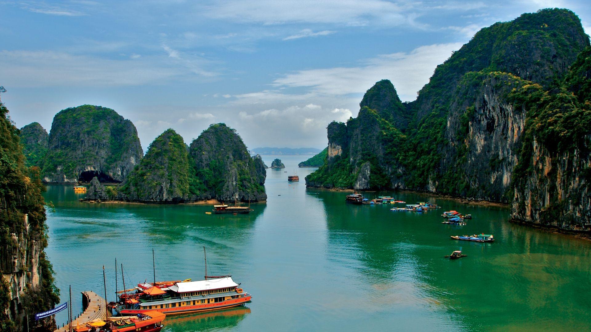4-Day Private Hanoi & Ha Long Bay Luxury Tour Led By Women 4-Day Private Hanoi & Ha Long Bay Luxury Tour Led By Women