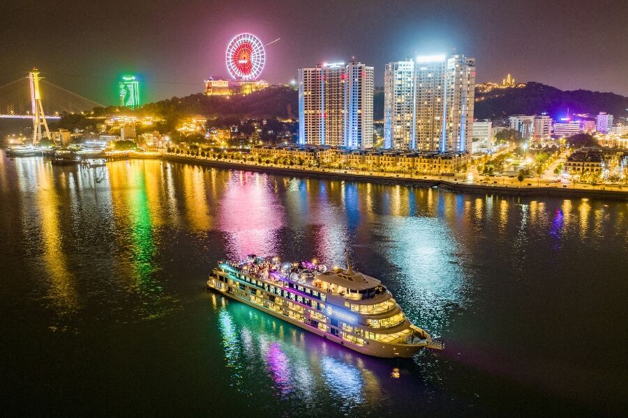 Lịch trình ăn tối tham quan Hạ Long trên du thuyền 5* Ambassador