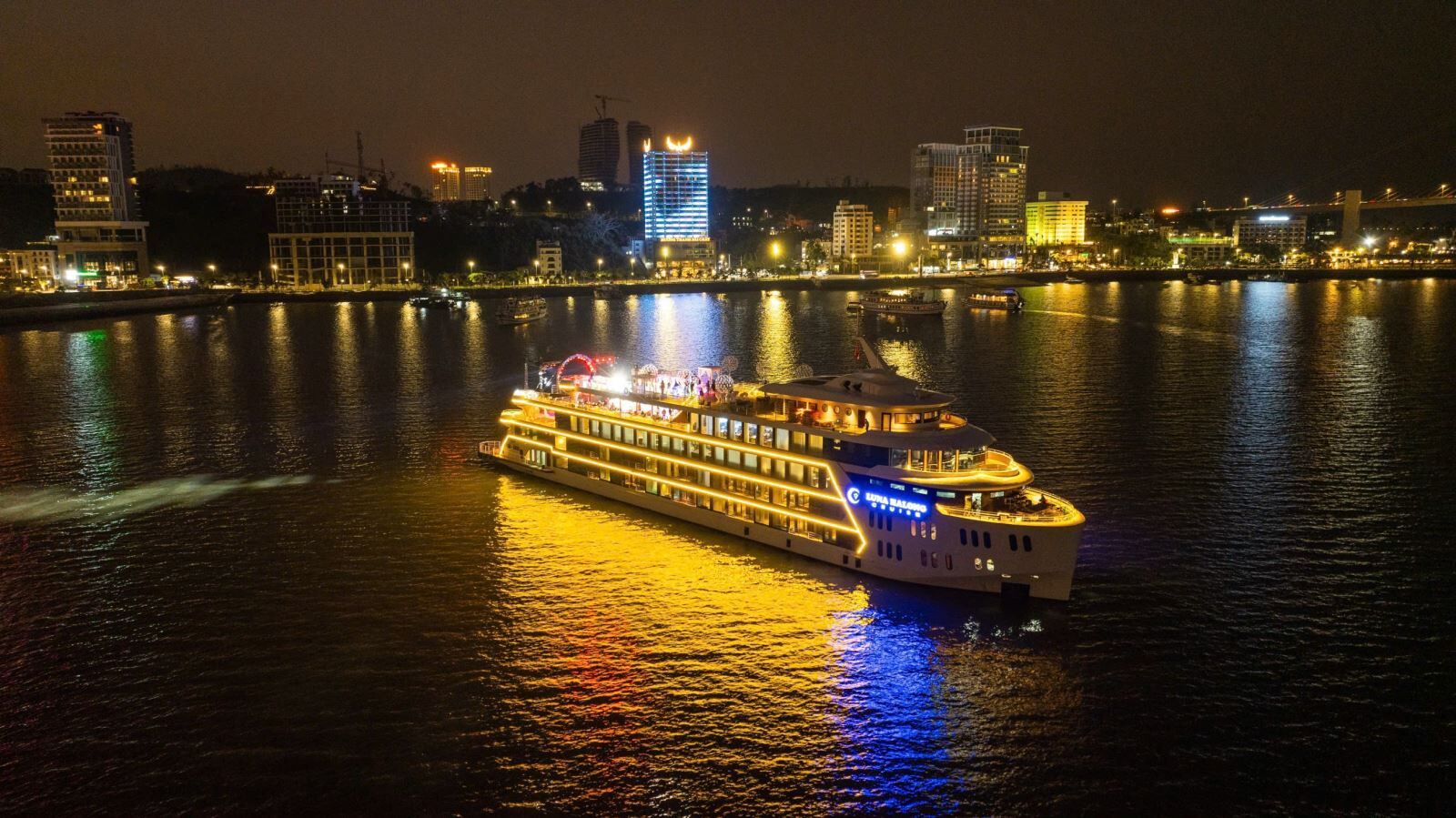 ĂN TỐI TRÊN DU THUYỀN LUNA CRUISE HẠ LONG