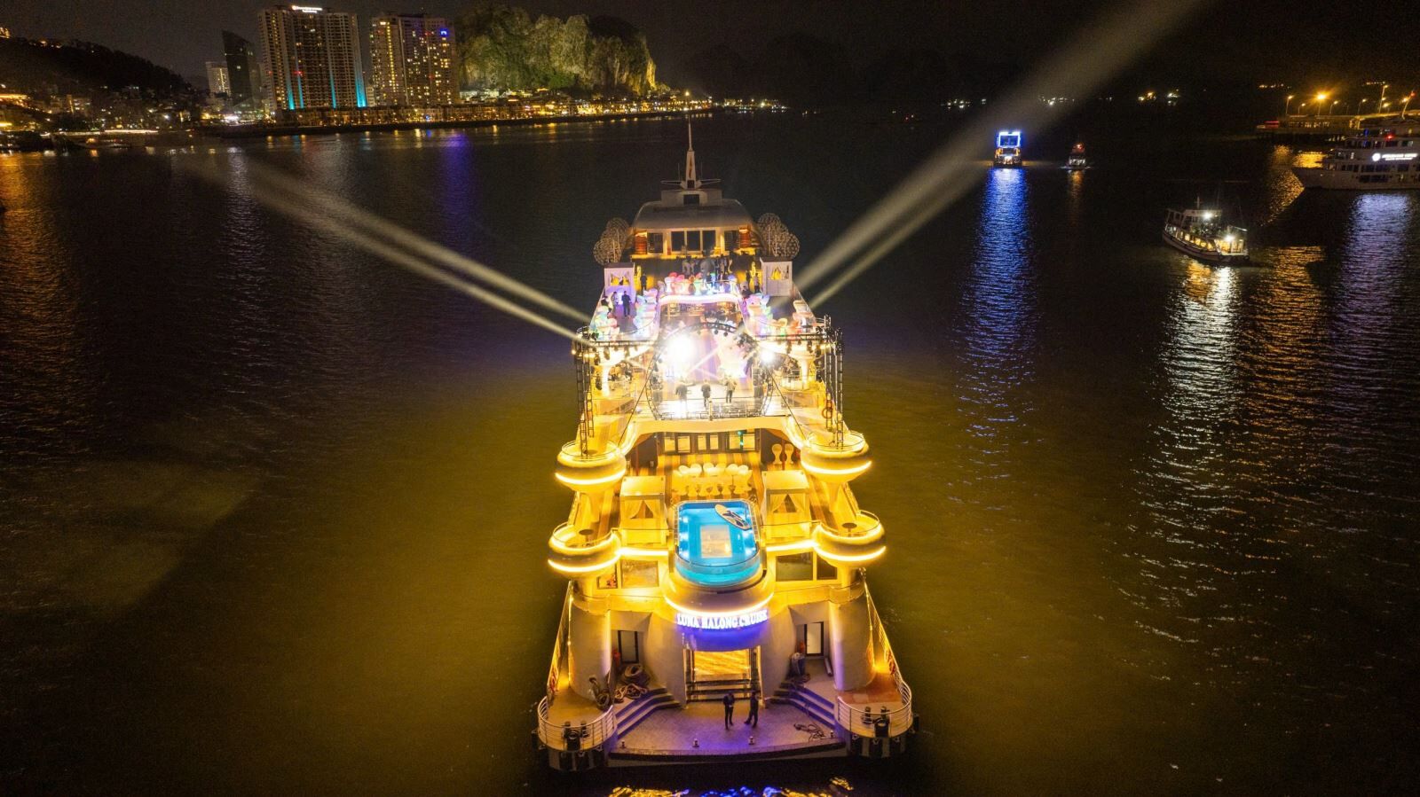 ăn tối trên du thuyền luna cruise hạ long